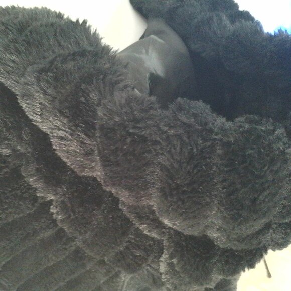 Women's Hooded Ribbed Faux Fur Jacket. Size is Large - Picture 6 of 14